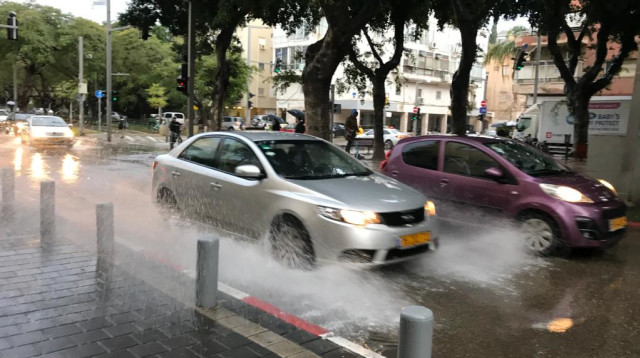 גשם בתל אביב (צילום: אבשלום ששוני)