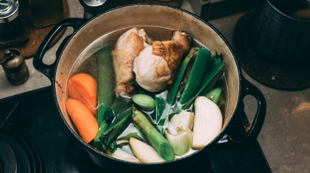 מרק אסייתי עם עוף (צילום: דניאל לחיאני)