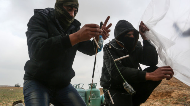 הפרחת בלוני נפץ מרצועת עזה (צילום: עבד ראחים חטיב, פלאש 90)