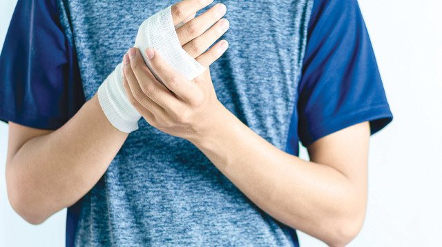 ילד פצוע ביד (צילום: אינג אימג')