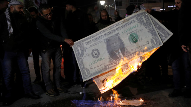 פלסטינים מוחים נגד תוכנית המאה (צילום: רויטרס)