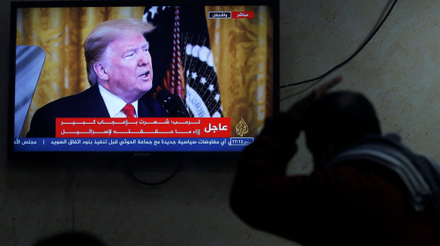 פלסטיני צופה בהכרזת טראמפ (צילום: רויטרס)