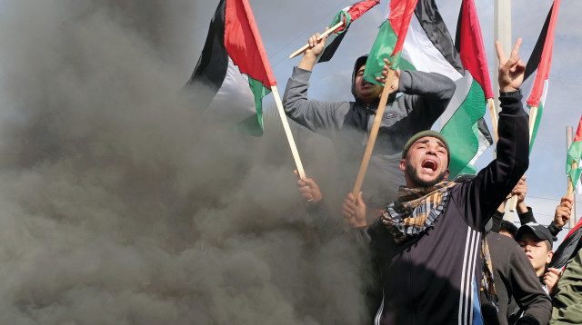 פלסטינים מפגינים (צילום: רויטרס)