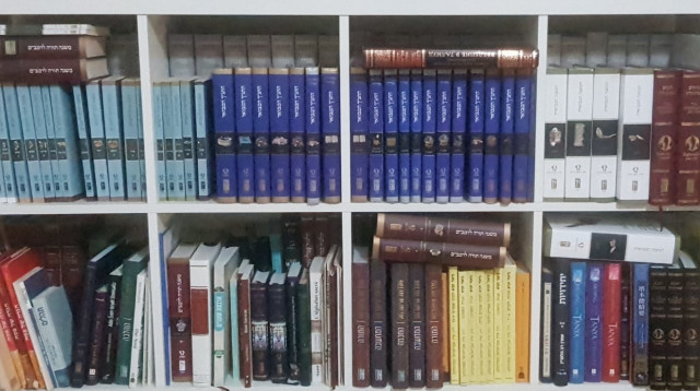 ספרי מרכז שטיינזלץ (צילום: ישראל ברדוגו)