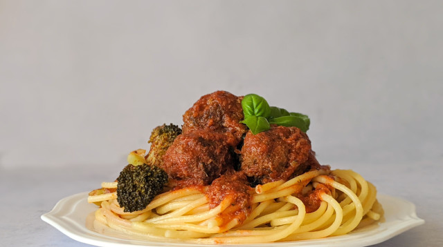 ספגטי עם קציצות בשר ברוטב וברוקולי  (צילום: אסי רוז)