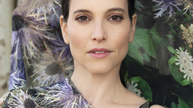 רננה רז. איפור ושיער: פז רייכרט. צעיף: תמר ברניצקי (צילום: רועי מזרחי)