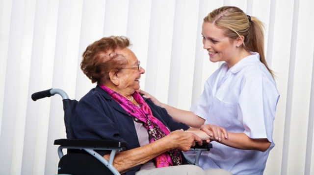 אישה סיעודית (צילום: שאטרסטוק)