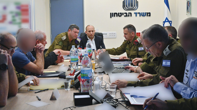 אביב כוכבי, נפתלי בנט, חברי המטכ"ל (צילום: אריק חרמוני, משרד הביטחון)