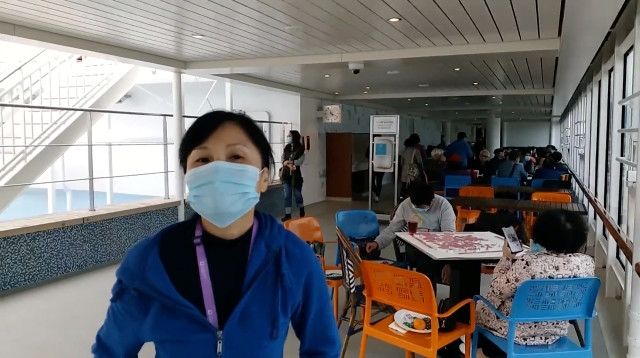 נוסעת על סיפון הספינה המבודדת בהונג קונג בשל איום הקורונה (צילום: DR. PETER LO/via REUTERS)