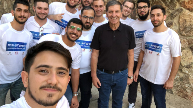 יו"ר קק"ל דניאל עטר עם הסטודנטים החדשים (צילום: קק"ל)