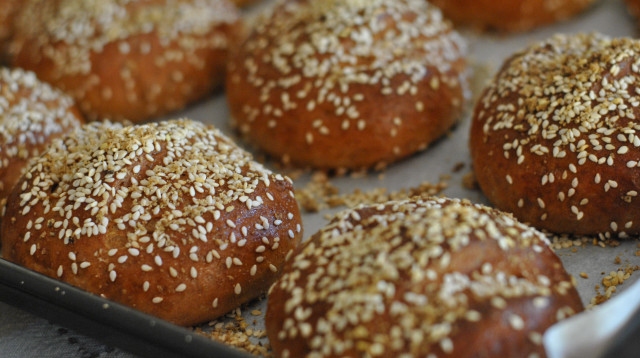 לחמניות מקמח כוסמין מלא (צילום: פסקל פרץ-רובין)