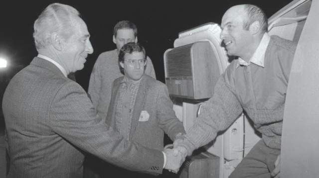 שמעון פרס מקבל את פני נתן שרנסקי עם נחיתתו בישראל (צילום: נתי הרניק, לע"מ)