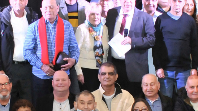 פרופסור קרמר עם חלק ממושתלי הריאות (צילום: דוברות בית חולים בילינסון)