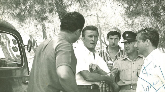 "נייס ג'וב, נייס מן". דאגלאס (שני משמאל) וזהבי (במרכז) (צילום: ארכיון פרטי, נתן זהבי)