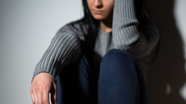 אלימות במשפחה, אישה מפחדת (צילום: ingimages.com)