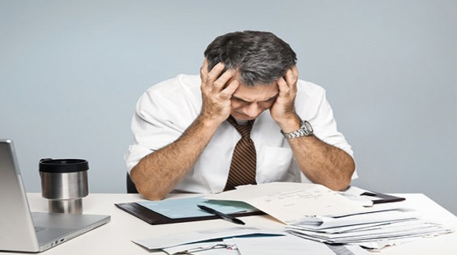 גבר בחובות (צילום: שאטרסטוק)