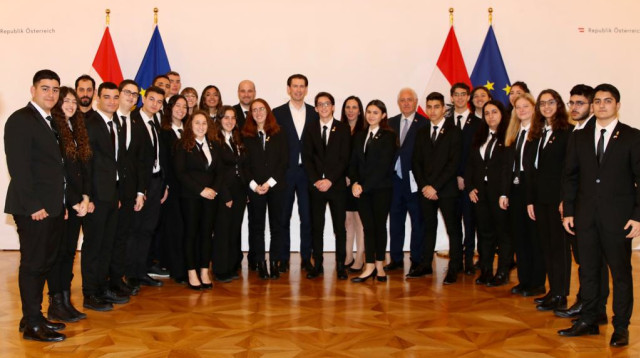 קורץ והתלמידים מישראל (צילום: רמי כרמל, המרכז הישראלי למנהיגות צעירה)