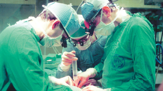 רופאים בחדר ניתוח (צילום: נתי שוחט, פלאש 90)