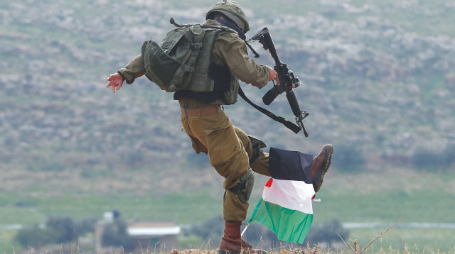 חייל צה"ל בועט בדגל פלסטיני (צילום: רויטרס)