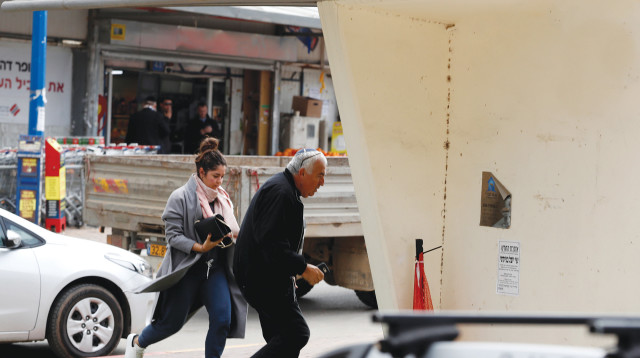 תושבי שדרות רצים לממ"ד (צילום: רויטרס)