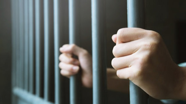 אסיר בכלא (צילום: שאטרסטוק)
