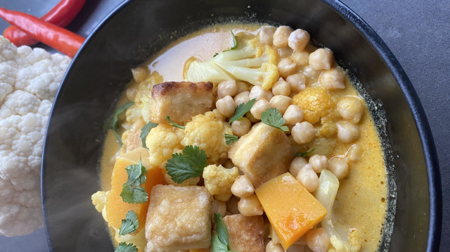 קארי מסאלה עם ירקות וטופו (צילום: תמרה אהרוני)