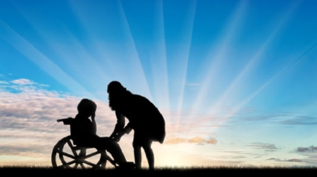 ילד בעל מוגבלות ואימו (צילום: שאטרסטוק)