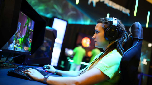 אישה משחקת במשחק וידאו (צילום: רויטרס)