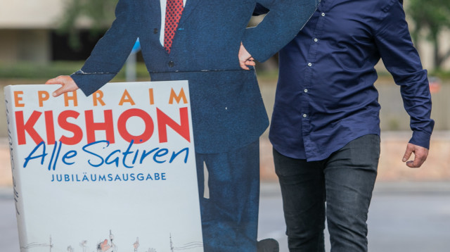 רפי קישון עם דמות אביו, אפרים קישון (צילום: יוסי אלוני)