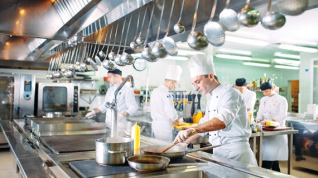 מטבח במסעדה (צילום: שאטרסטוק)