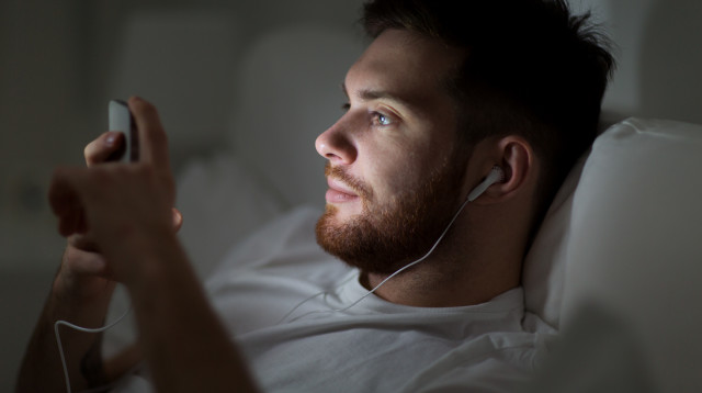 סמארטפון, אוזניות (צילום: ingimages.com)