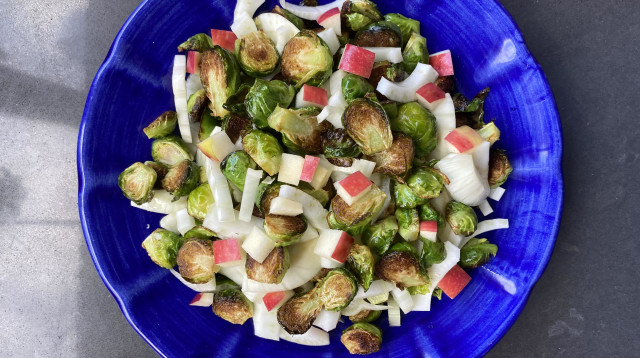 סלט כרוב ניצנים (צילום: תמרה אהרוני)