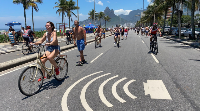 חוף הים בריו דה ז'ניירו, ברזיל (למצולמים אין קשר לנאמר בכתבה) (צילום: David GANNON / AFP)