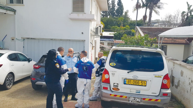 זירת הרצח בהוד השרון (צילום: אלון חכמון)