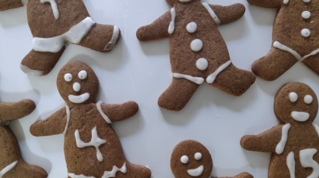 עוגיות ג'ינג'ר בזיגוג סוכר (צילום: ירדן קסוטו)