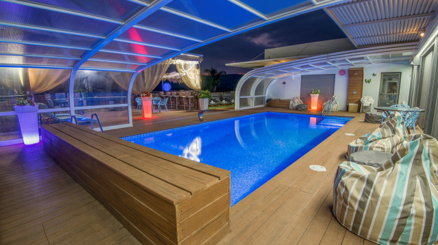 בריכה פרטית (צילום: אלברט אדוט)