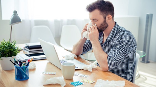 עובד חולה (צילום: שאטרסטוק)