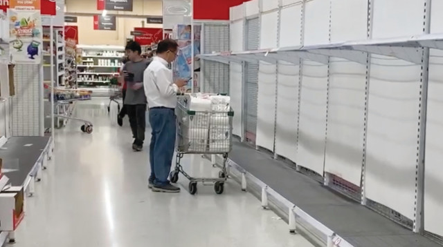 מדפים ריקים באוסטרליה (צילום: רויטרס)