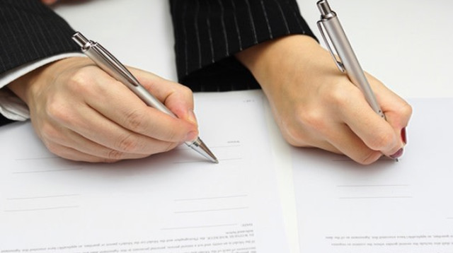 חתימת הסכם עבודה (צילום: שאטרסטוק)