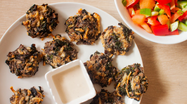 קציצות פטריות וקייל אפויות (צילום: ליליה ויינרוט)