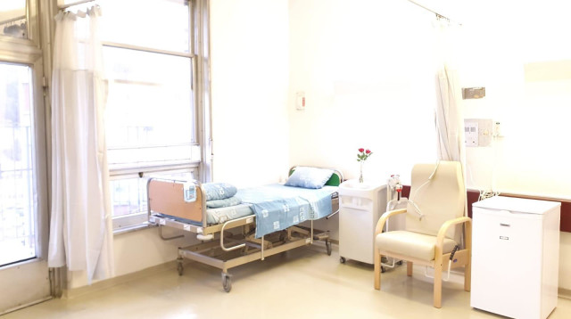 בחדר המבודד של היולדת ב"הדסה עין כרם" (צילום: דוברות "הדסה")