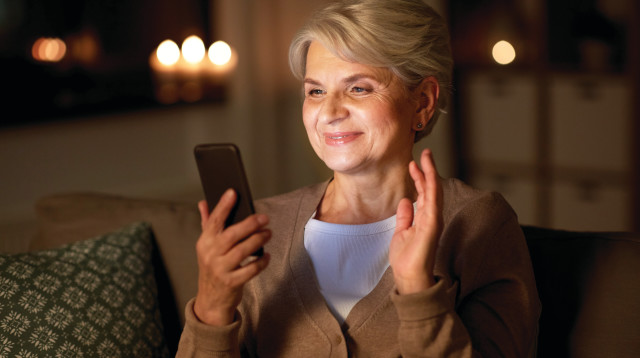 אישה מבוגרת בשיחה בסמארטפון (צילום: אינג אימג')