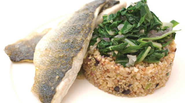 לברק על מצע מנגולד ודגנים (צילום: דרור כץ, מתוך הספר "המטבח הקל של פסקל")