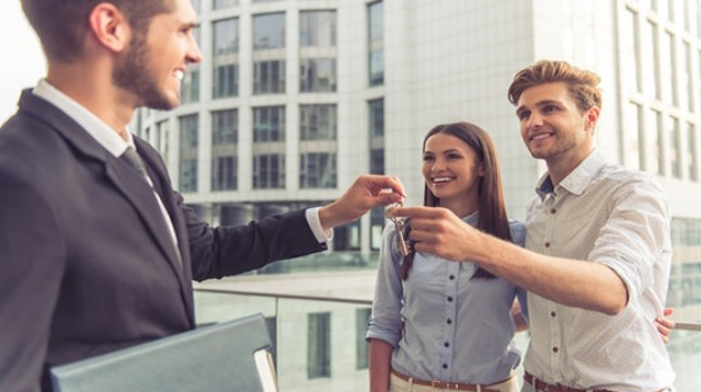 מסירת מפתח לדירה (צילום: שאטרסטוק)