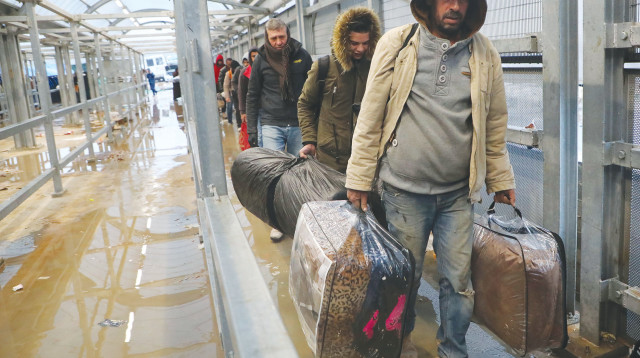 פועלים פלסטינים במעברים (צילום: gettyimages)