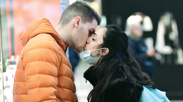 אהבה בימי קורונה (צילום: Miguel Medina, Getty Image)