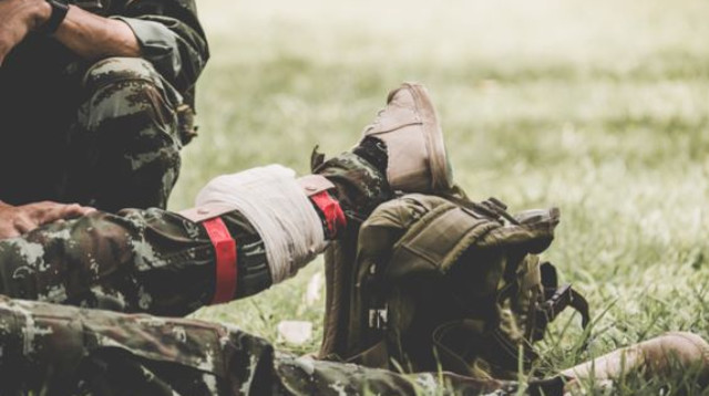 טיפול בחייל פצוע (צילום: שאטרסטוק)