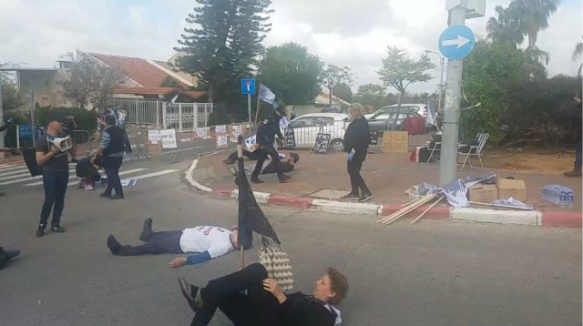 הפגנה מול ביתו של בני גנץ (צילום: דוברות מחאת הדגלים השחורים)