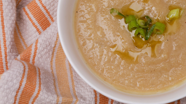 מרק קרם כרובית וכרישה (צילום: מלכיאלה בן שבת)