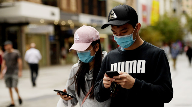 קורונה - צעירים באוסטרליה עם מסכות על הפנים (צילום: Tracey Nearmy/Getty Images)